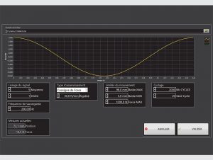 La macchina è controllata da un PC dotato di un software sviluppato appositamente dai nostri programmatori. È possibile programmare cicli con controllo della posizione o della forza, visualizzare le misure e lo stato del rilevatore, ecc.