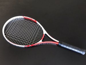 Racchetta da tennis testata dal banco d'urto di LF Technologies